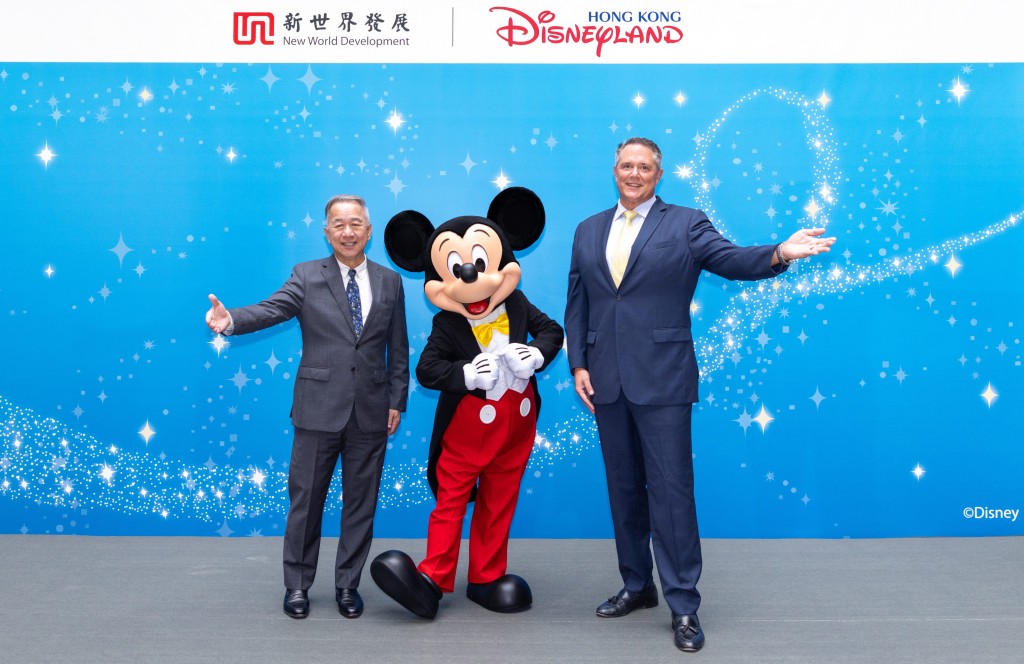 （左起）新世界發展執行董事薛南海、米奇老鼠，與港迪行政總裁莫偉庭。