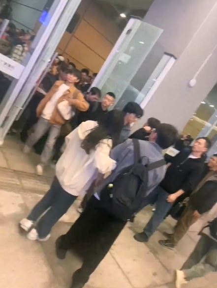 杭州南站險釀人踩人事故，有旅客撞破被鎖玻璃門自救。