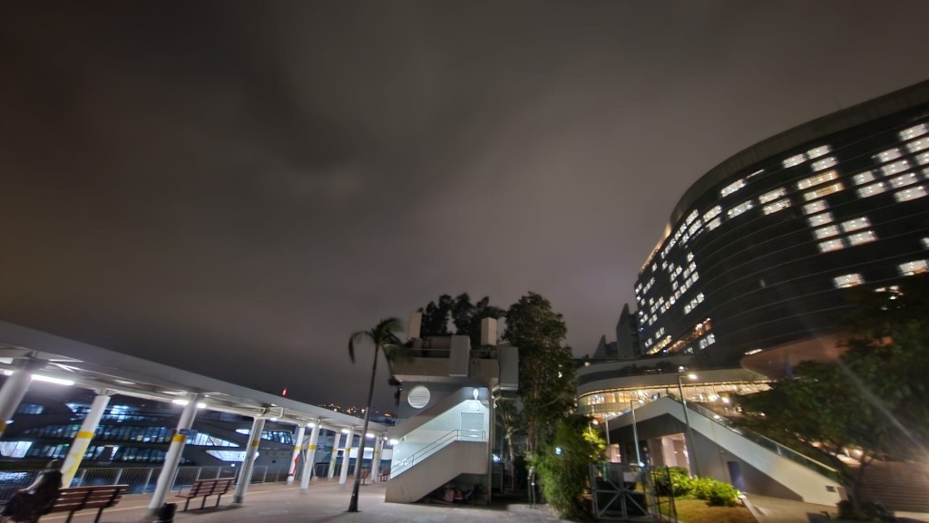 本港地區今日大致多雲，天氣稍涼。黎志偉攝