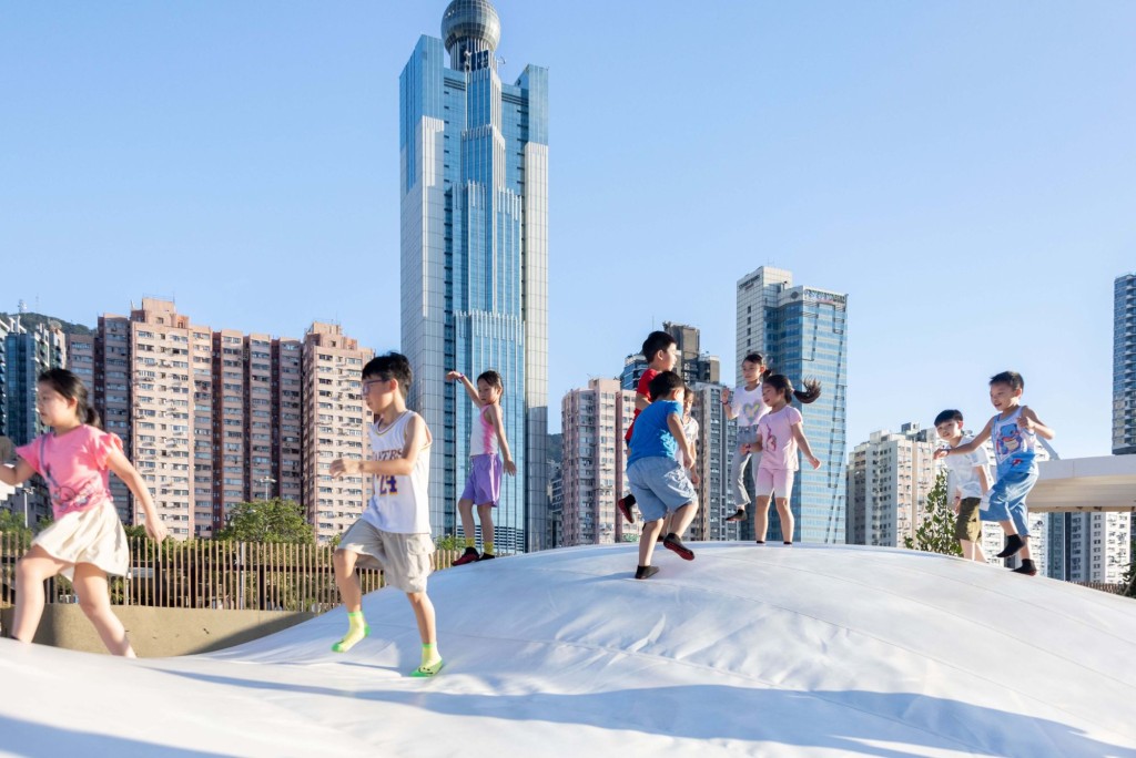 公園引進了全港公共空間首個雲朵形狀的戶外充氣遊樂設施「片片雲海」。 公園引進了全港公共空間首個雲朵形狀的戶外充氣遊樂設施「片片雲海」。