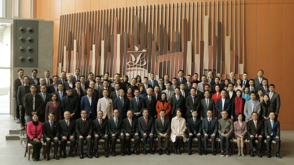 消息指，立法會將於下月21至24日出訪大灣區內地城市，行政長官李家超料率團出發。圖為李家超與本屆立法會議員合照。資料圖片