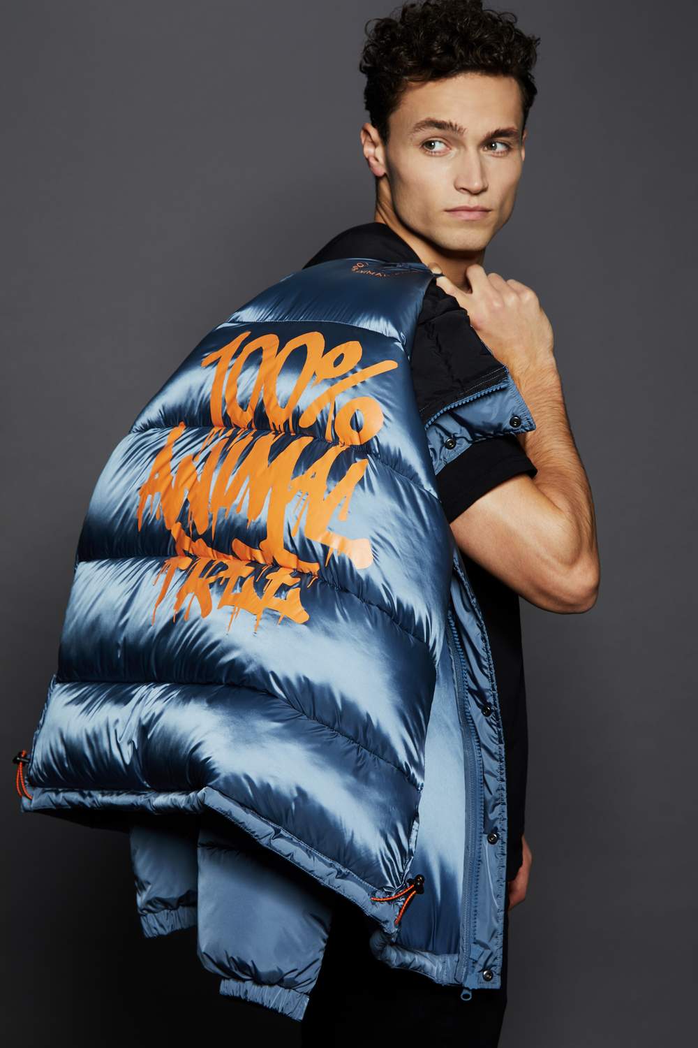 黑拼蓝色羽绒外套/$2,700/Save The Duck,背幅饰以100%不伤害动物的品牌理念字句。