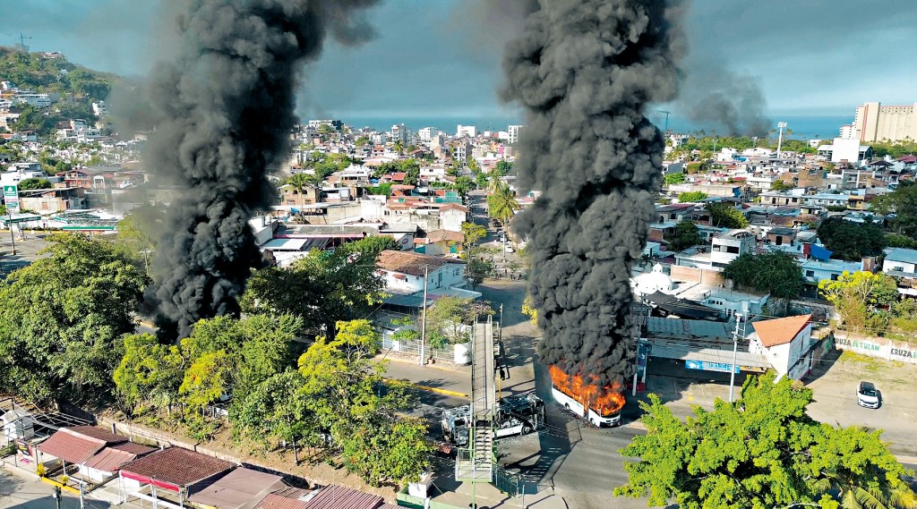 贩毒组织展开报复行动，哈利斯科州观光胜地巴亚尔塔港有巴士被焚烧，冒出滚滚浓烟。