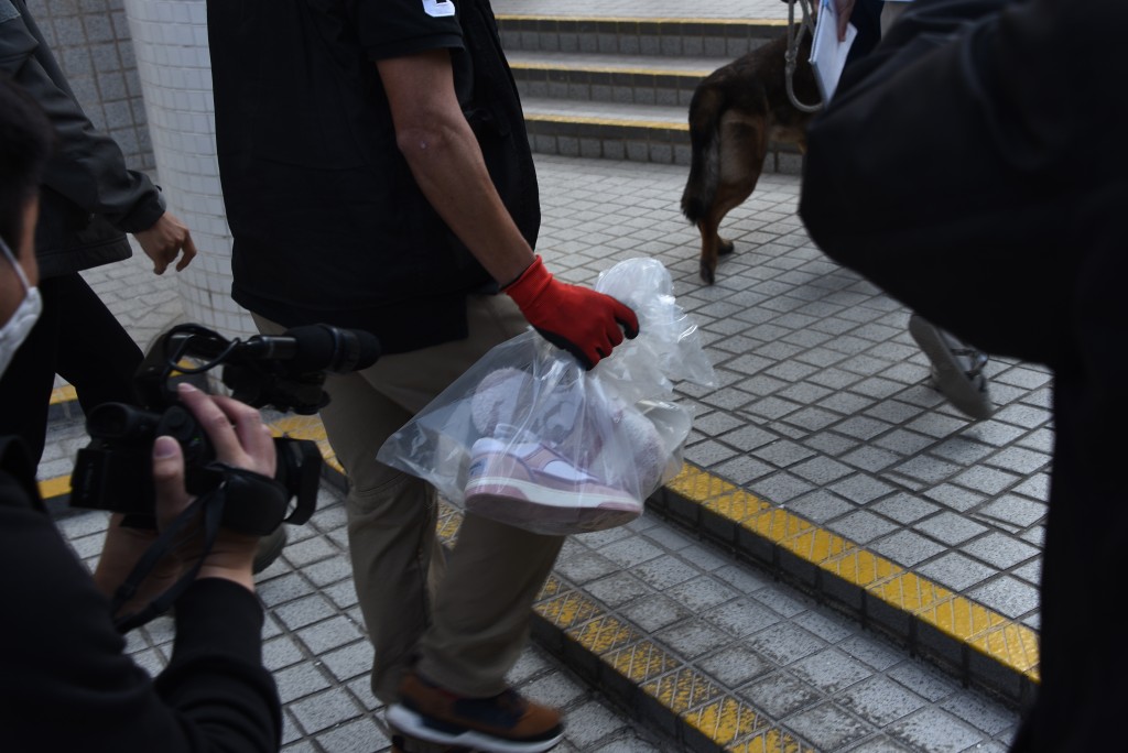 警员带同女死者的波鞋到场，由搜索犬搜索。刘汉权摄