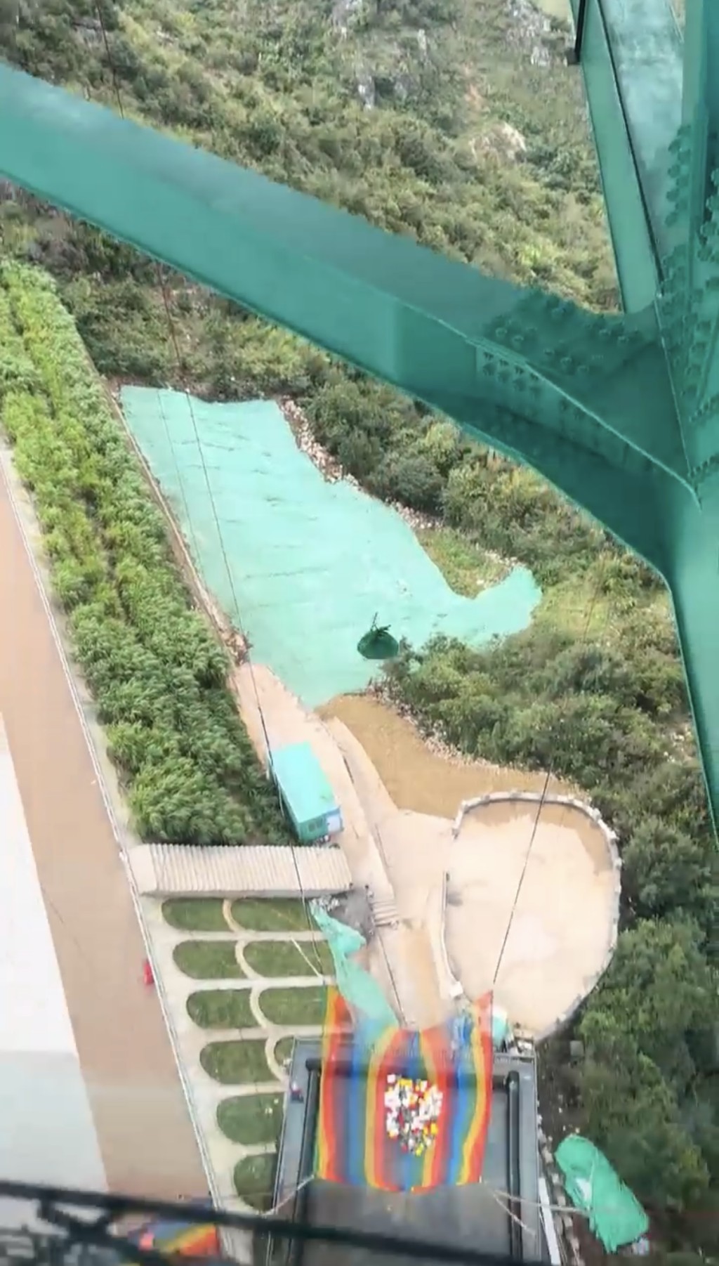 貴州花江峽谷大橋推「無繩笨豬跳」 。抖音@花江峽谷大橋蹦極 貴州花江峽谷大橋推「無繩笨豬跳」 。抖音@花江峽谷大橋蹦極
