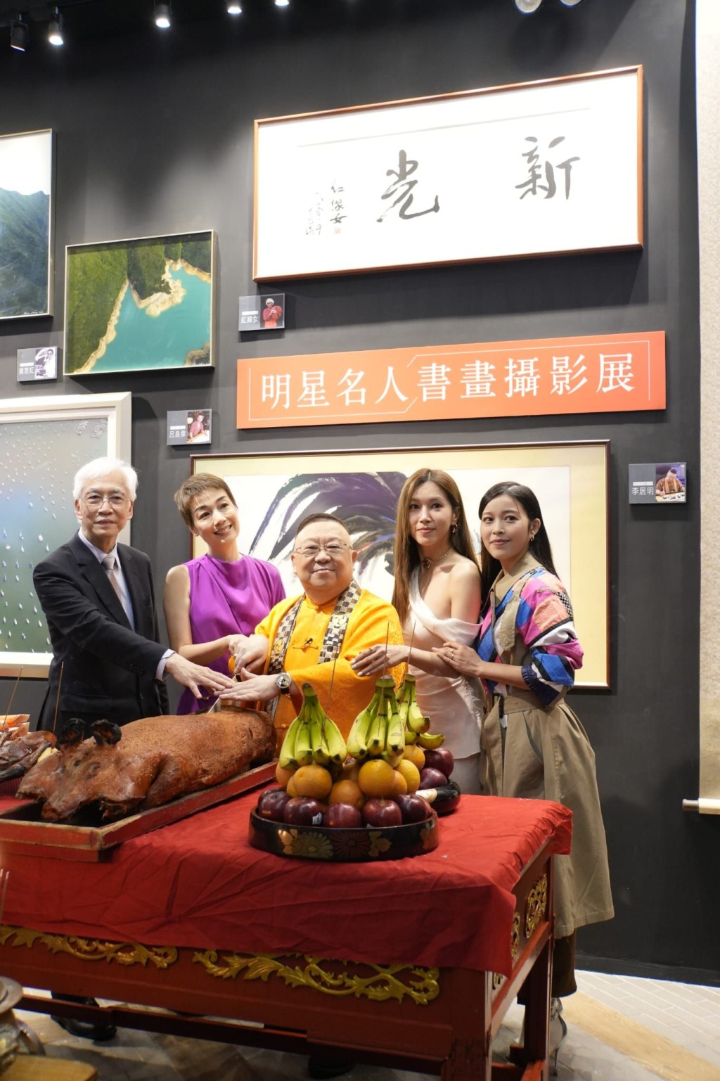名人明星書畫攝影展的開幕,也是藝術界一大盛事。 名人明星書畫攝影展的開幕,也是藝術界一大盛事。