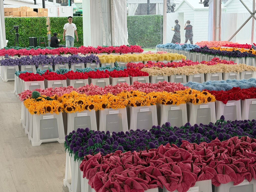 是次活動將展出逾26款由Cj Hendry精心創作的奇趣毛絨花。