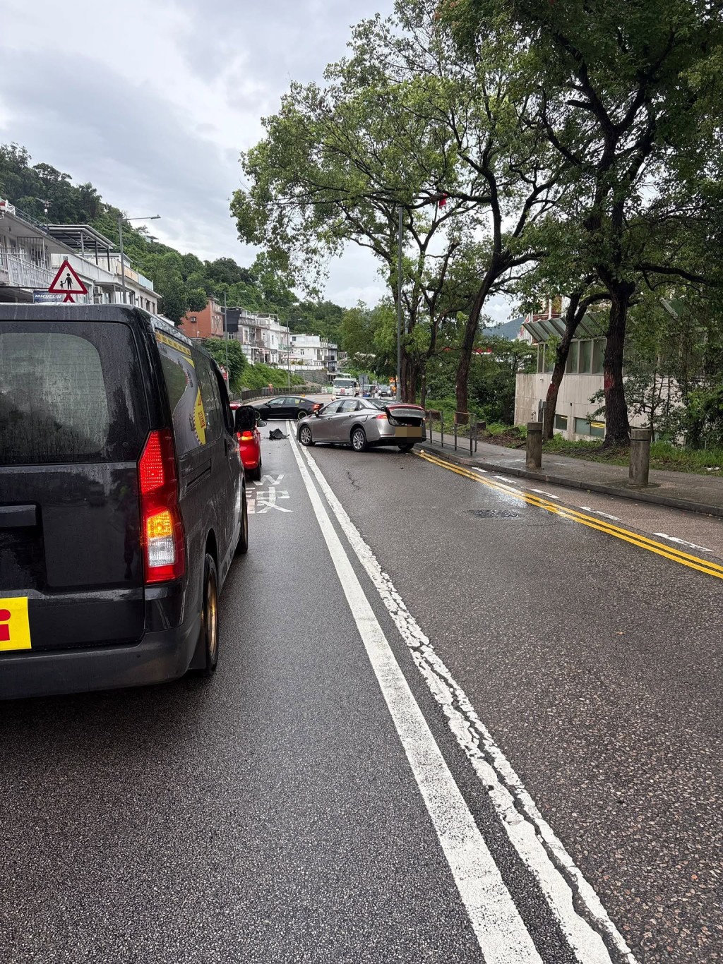一輛私家車與的士於西貢公路近菠蘿輋發生相撞。fb「香港公共交通智庫」圖片 一輛私家車與的士於西貢公路近菠蘿輋發生相撞。fb「香港公共交通智庫」圖片