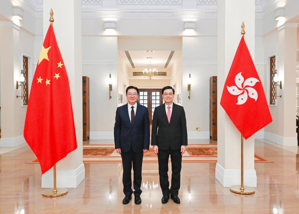 李家超(右)與新任中聯辦主任周霽(左)會面,就香港社會情況、機遇和挑戰等交流。政府新聞處 李家超(右)與新任中聯辦主任周霽(左)會面,就香港社會情況、機遇和挑戰等交流。政府新聞處