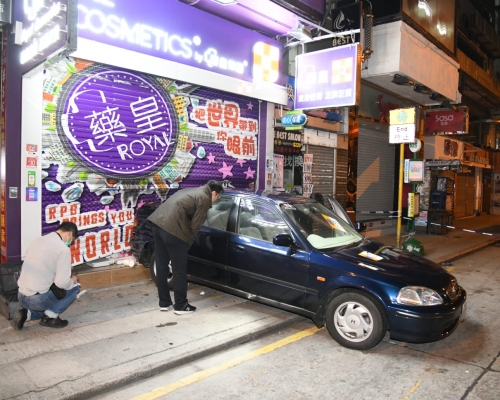 尖沙嘴一間藥房遭私家車撞毀捲閘。