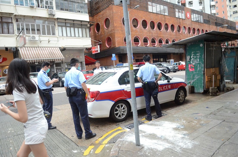 一名女子在大坑施弼街27號一個單位燒炭自殺身亡,警方接報到場。