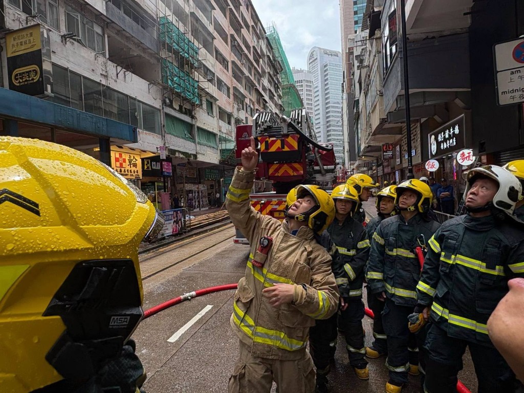 廣東省消防救援總隊到場觀摩香港消防人員的滅火工作。 廣東省消防救援總隊到場觀摩香港消防人員的滅火工作。