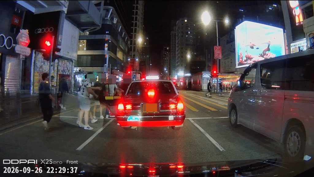 多名大漢打開的士車門。Facebook 車cam L(香港群組) 影片截圖 多名大漢打開的士車門。Facebook 車cam L(香港群組) 影片截圖