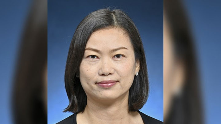 工業貿易署署長黃少珠正進行家居檢疫。