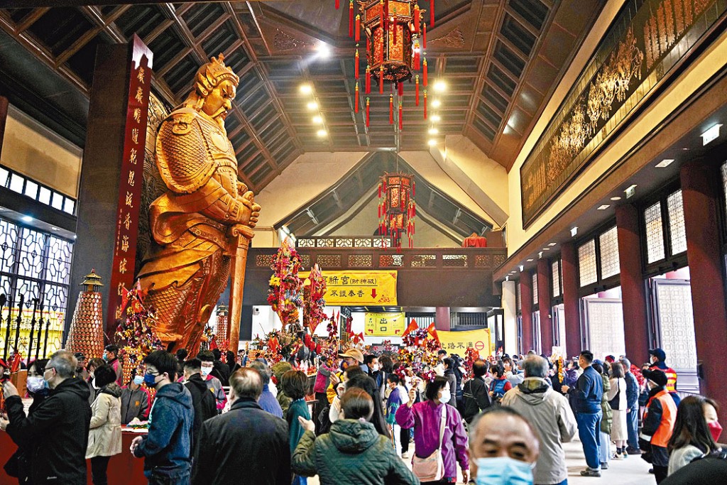 昨日為年初三赤口，不少市民專程到車公廟祈福。
