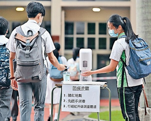 學校的人較多，容易傳播病毒，所以學生不能鬆懈，要提高防疫警覺。