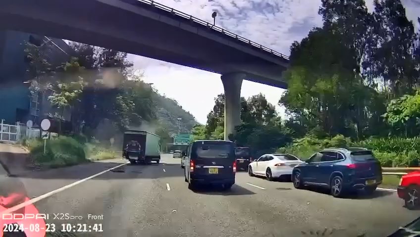 運油車捱撞後被推前至草叢，揚起陣陣塵土。網上片段截圖