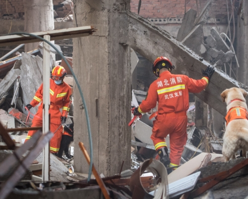 湖北十堰天然氣爆炸增致25人死亡，消防員繼續搜救工作。（新華社圖片）