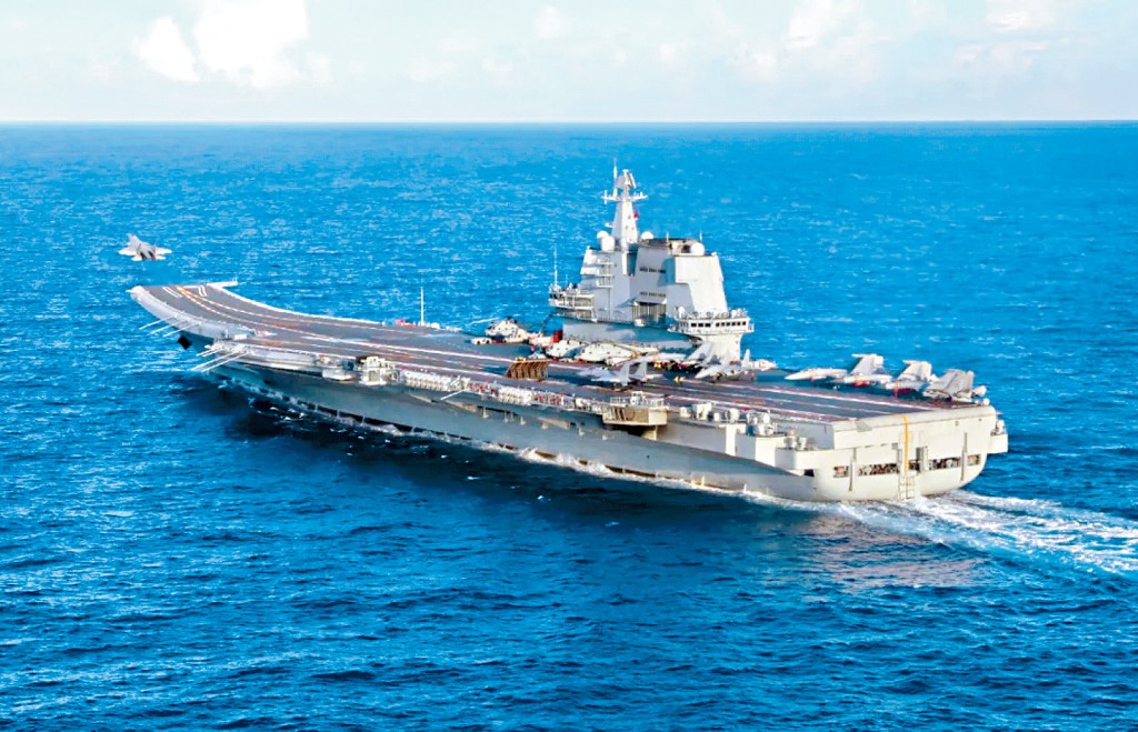6月上旬,海軍航母編隊在西太平洋海域開展訓練,圖為山東艦放飛艦載戰鬥機。