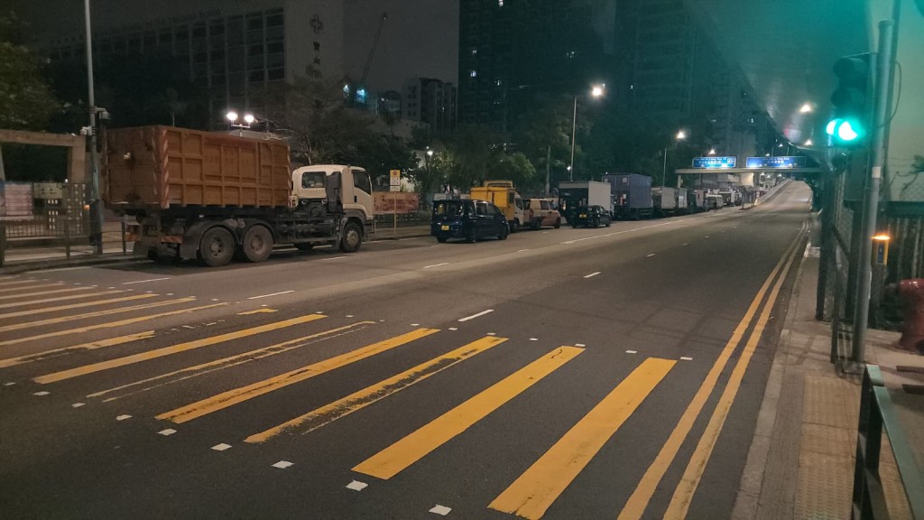 一輛的士沿通州街往旺角方向行駛,駛至深水埗公園對開時撞倒一名年約30歲男子。黎志偉攝 一輛的士沿通州街往旺角方向行駛,駛至深水埗公園對開時撞倒一名年約30歲男子。黎志偉攝