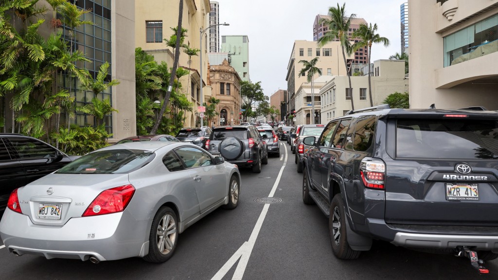 夏威夷當局呼籲民眾到高處躲避海嘯，檀香山市中心大塞車。 路透社