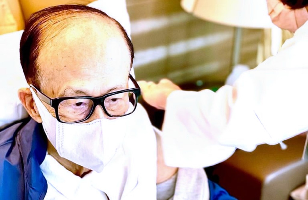 上周六社交平台彈出「超人」李嘉誠打疫苗兼作出呼籲照片。
