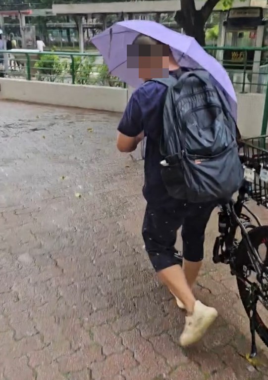 臂力驚人、孭著背包的大叔竟砌詞講出4個 字來自我解脫，最後把單車棄於路旁後，施施然離 開。網民看不過眼，紛建議事主報警處理。fb「粉嶺上水街坊交流區」截圖