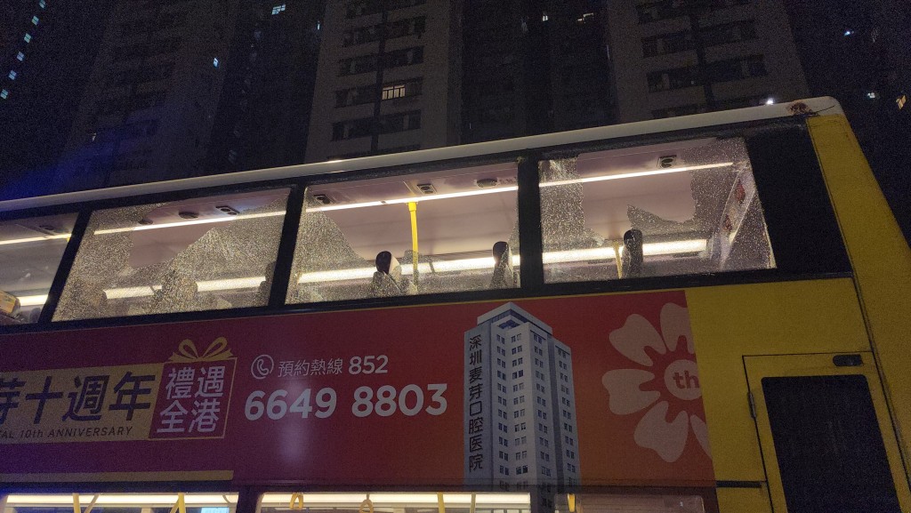 城巴N8X線巴士頂層有三塊玻璃破裂，一名男乘客被玻璃濺傷。黎志偉攝