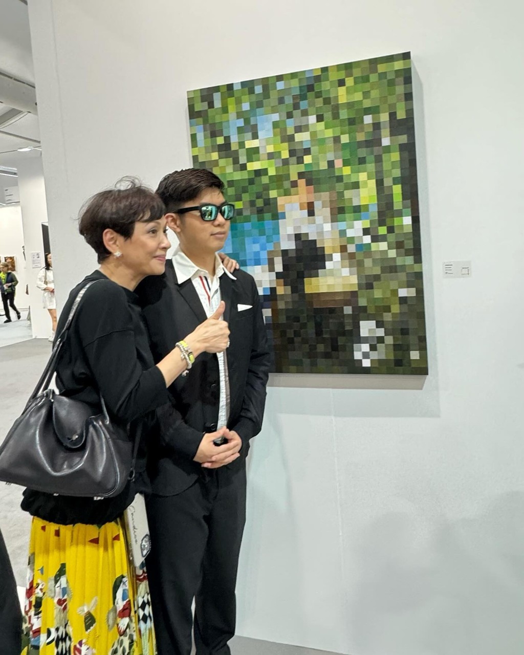 余安安（左）孭住超過6.5萬元的Hermès Lindy 34黑色手袋現身。