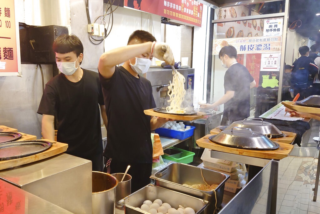 台北提升防疫警戒。AP資料圖片