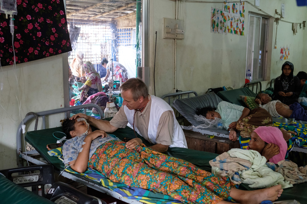 無國界醫生前綫救援人員在科克斯巴扎爾為羅興亞難民診症。©MSF