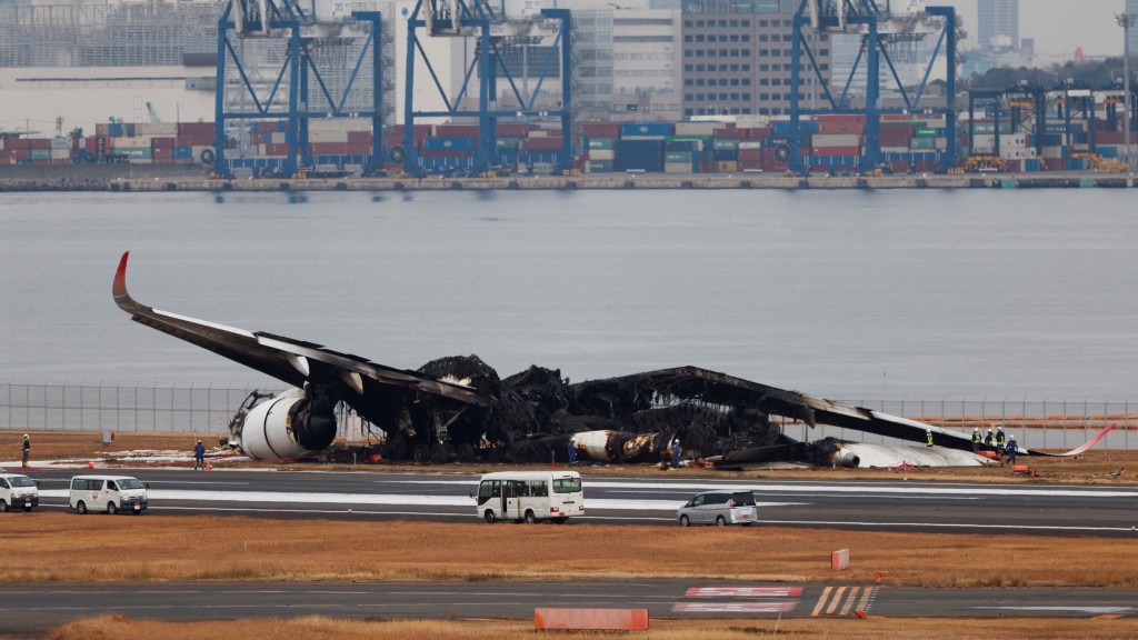 出事的日航客機JAL516全機燒焦。 路透社