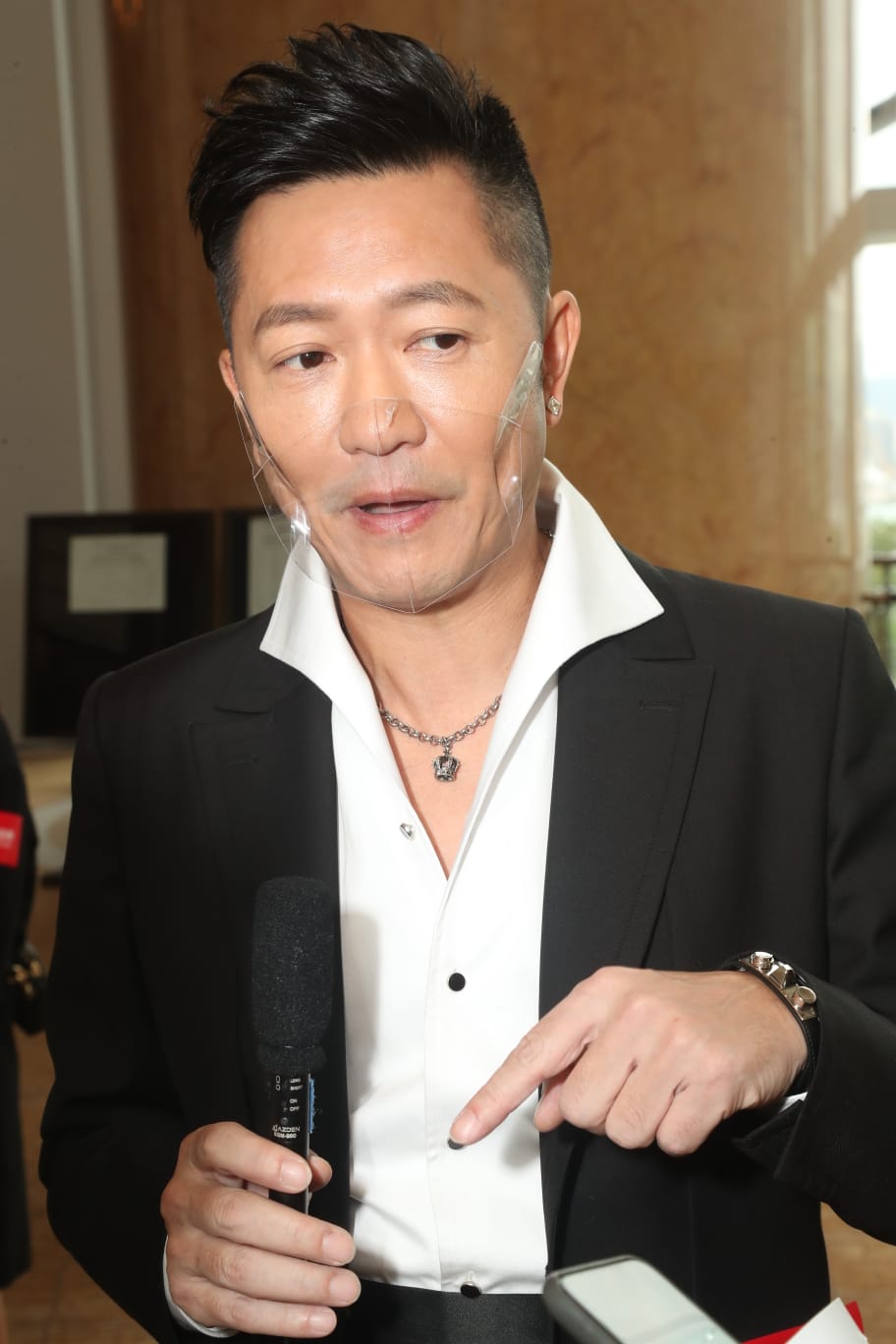 蘇志威希望自己的禮服公司長做長有。