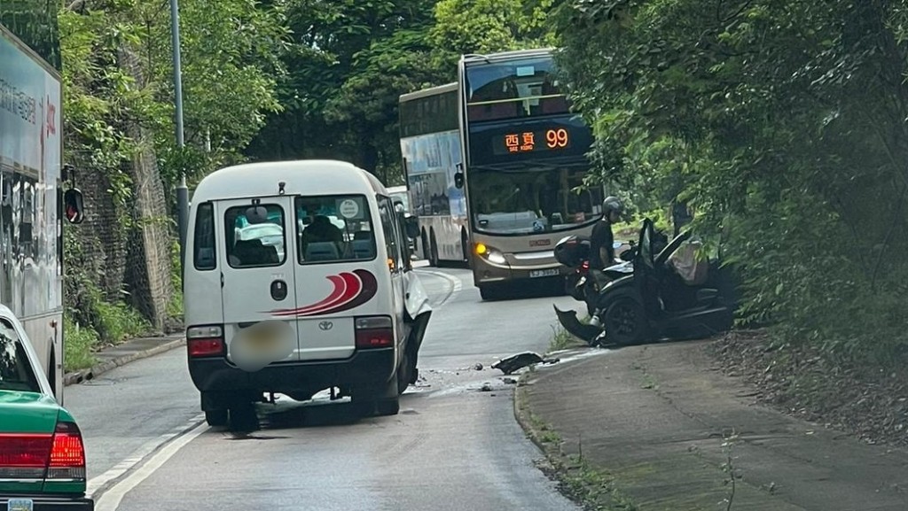 私家車橫亘路中。網上圖片