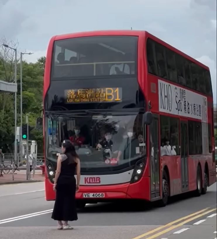 女子挡在巴士前不肯离开。网上影片截图
