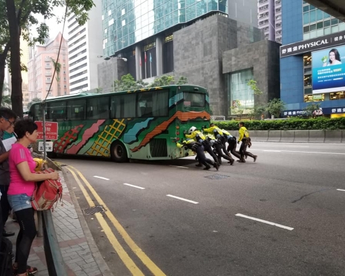 5名交通警員在旅遊巴車尾合力推車，試圖將旅遊巴推到路邊。網民Wing June‎/ fb群組香港突發事故報料區
