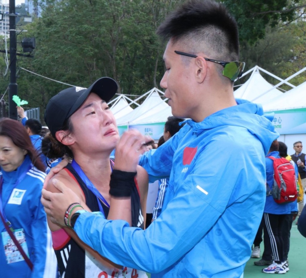 一年前的渣马，罗映潮以本地第一名冲终点，一见到男朋友兼半个教练的黄启乐时已忍不住爆喊。资料图片