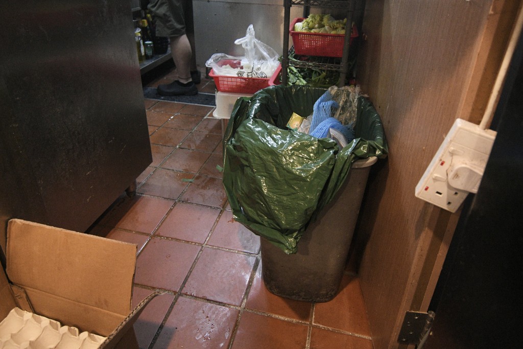 垃圾徵费在14个试点先行先试，有中餐馆已转用指定袋盛载厨馀。陈浩元摄