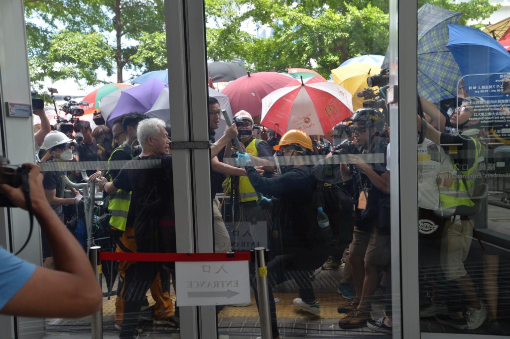 示威者衝擊立法會。