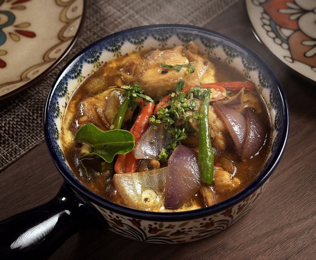 東南亞風味的咖喱會加入檸檬或羅望子，一方面平衡椰奶的膩口感，另一方面可增加食欲。