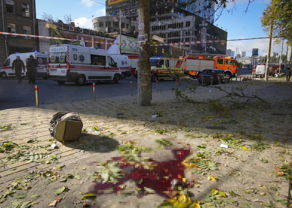 俄羅斯砲擊現場，基輔街頭留下大量血跡。AP