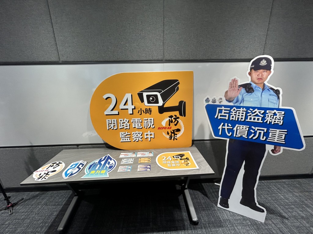 警方会增加80多个纸牌警察摆放于店铺。林思明摄