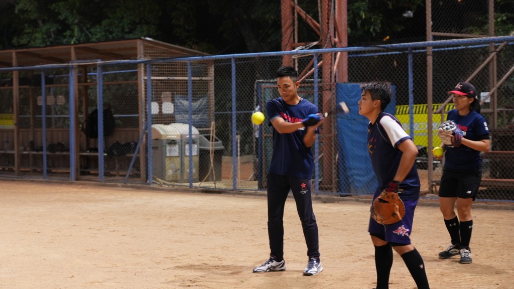 日本運動之魂，跟女子壘球隊員互相感染，一起追球隊夢。