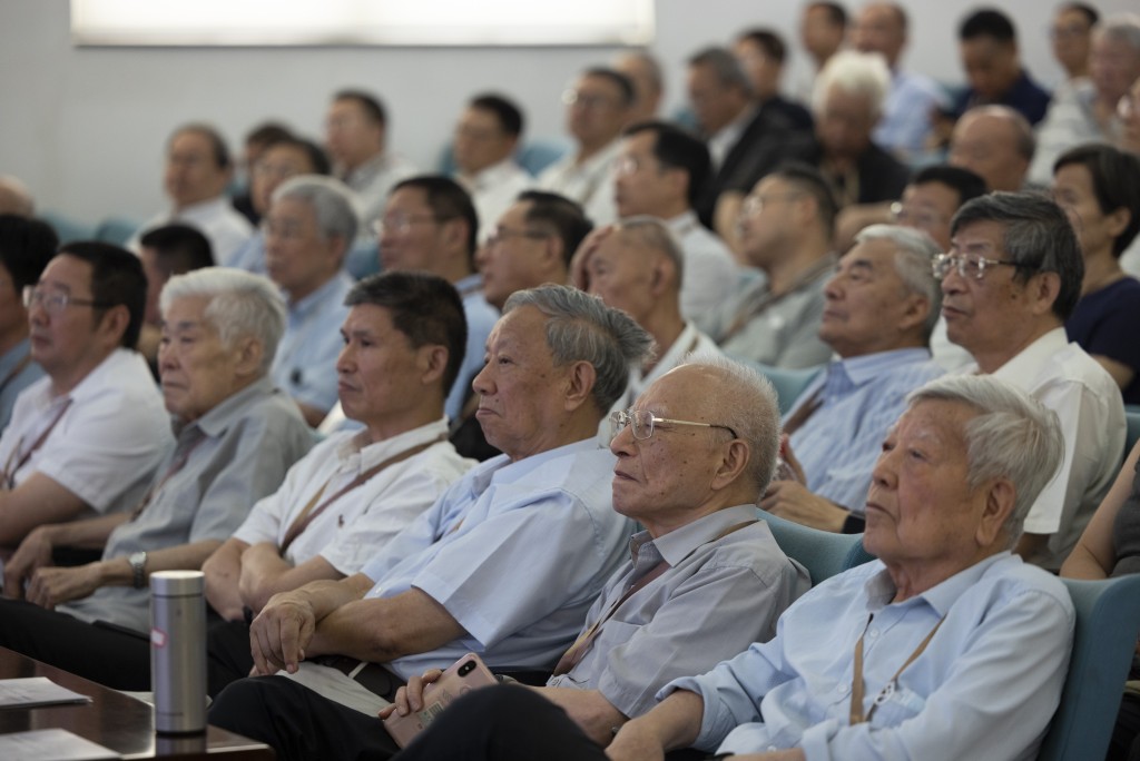 8月11日的北京追思會上，有330餘人出席悼念。（新華社）