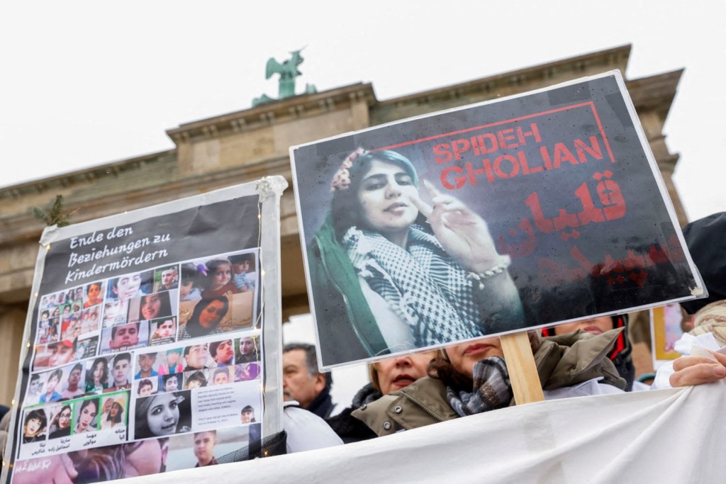 伊朗22歲庫爾德族女子阿米尼2022年9月因被指沒有戴好頭巾而被捕，在拘留期間喪命，在當地掀起大規模示威潮。路透社