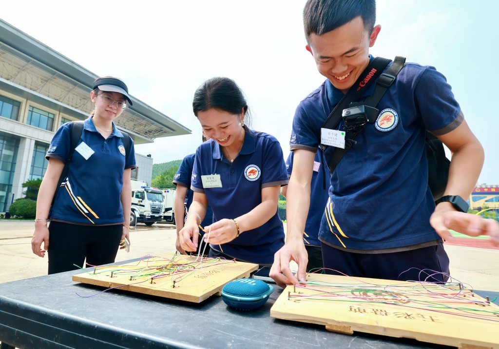 研學團學員到訪濟南巿公安局特巡警支隊,了解其反恐防暴、打擊罪案的工作。 研學團學員到訪濟南巿公安局特巡警支隊,了解其反恐防暴、打擊罪案的工作。