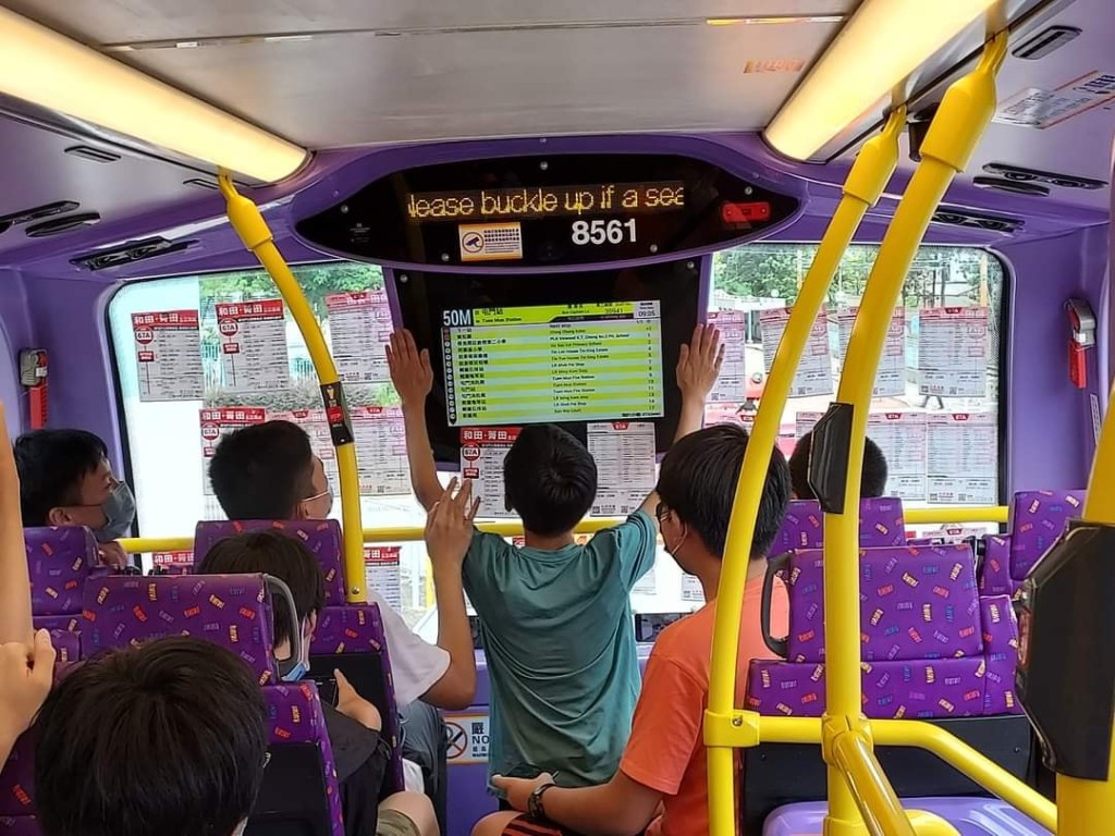 城巴新線50M被人貼滿九巴另一新線67A的單張。香港突發事故報料區圖片