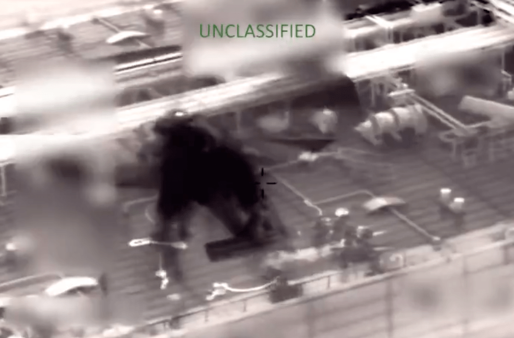 有战机在油轮上盘旋。