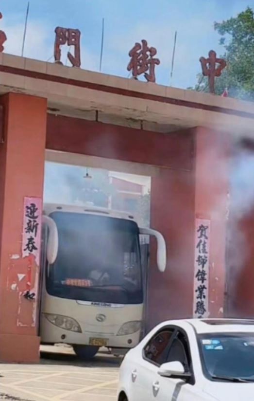 涉事旅巴載學生前往中考時攝。抖音