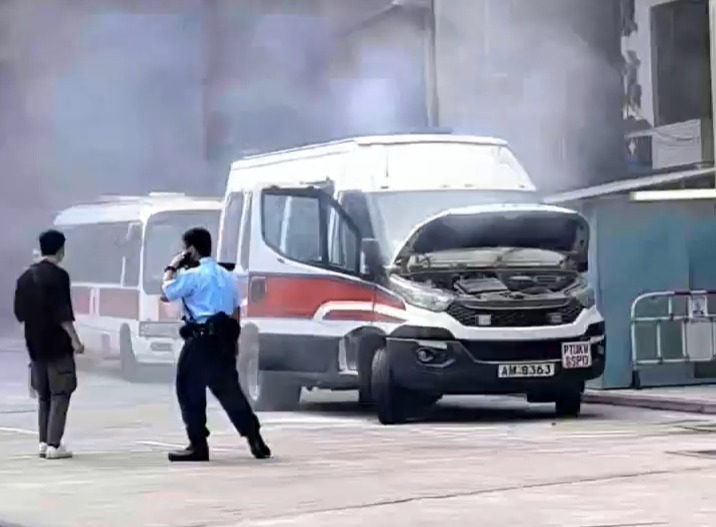 警车冒出浓烟，消防开喉扑救。fb 车cam L（香港群组）截图 